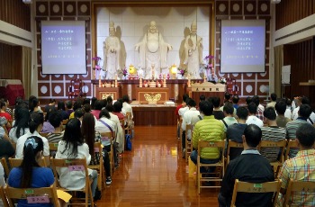/Đến Phật Đường để học tập và sống trong tỉnh thức với sự hành trì Bồ Tát Đạo
